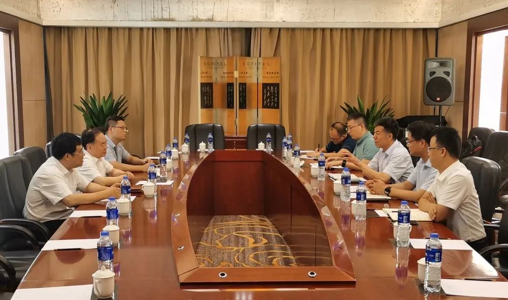 严鉴铂董事长与周济院士、陈吉红董事长座谈互换