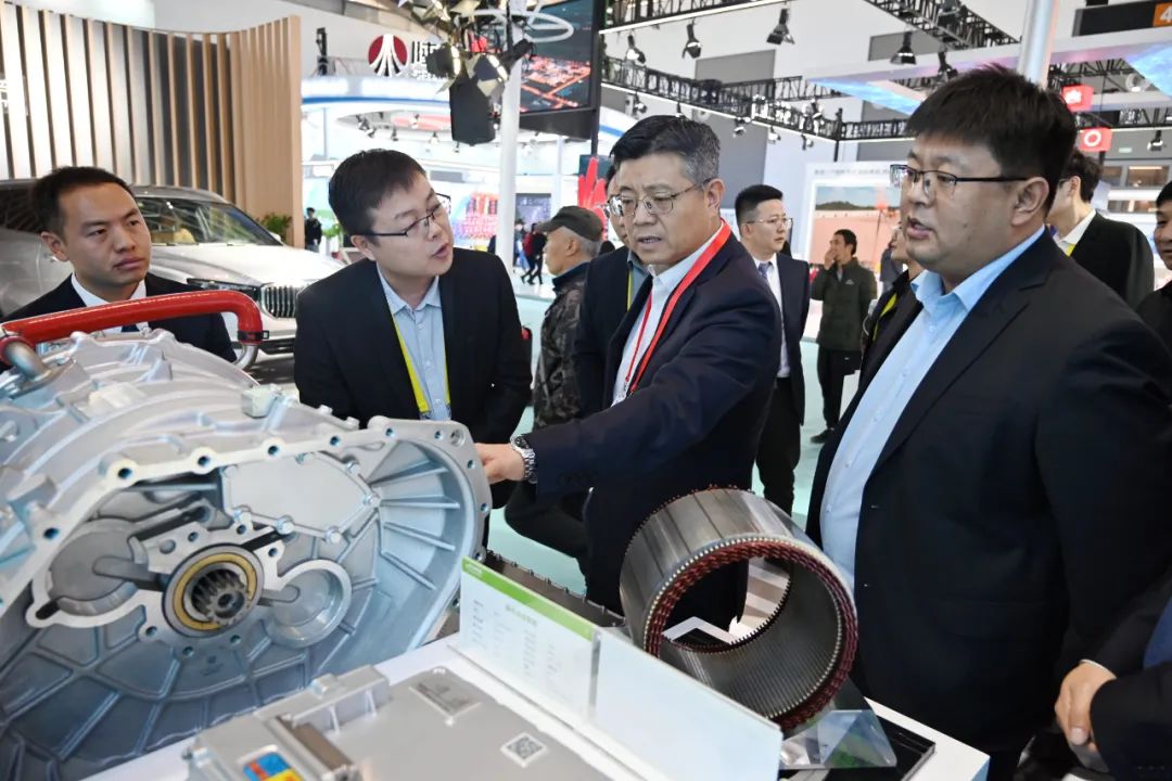 【集团资讯】马旭耀到丝博会法士特和秦川展台领导工作